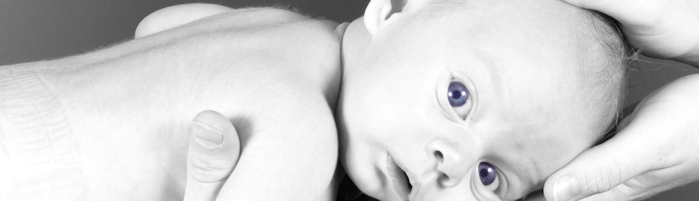 Un bimbo tra le mani di mamma e papà
